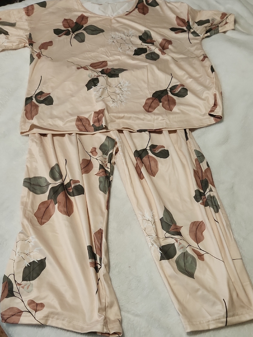 Two-Piece Floral Capri Loungewear Set in Blush with Leaf Print